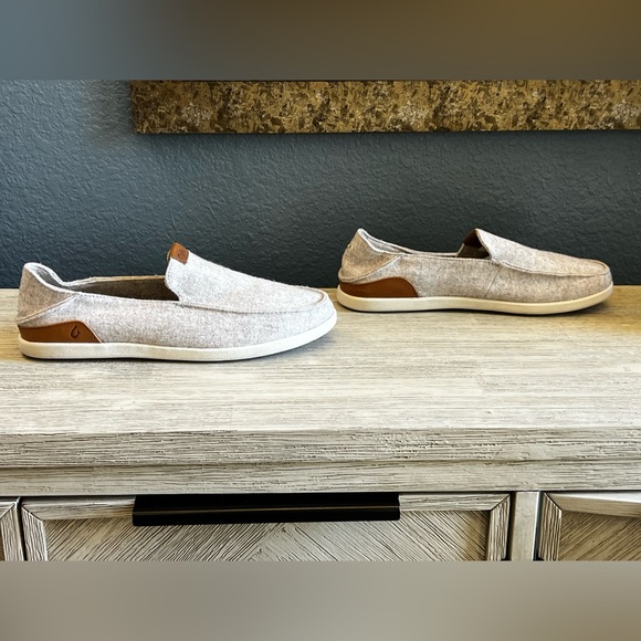 OluKai Men\'s Manoa Hulu Slip-On Loafers - Light Gray and Brown main image 11